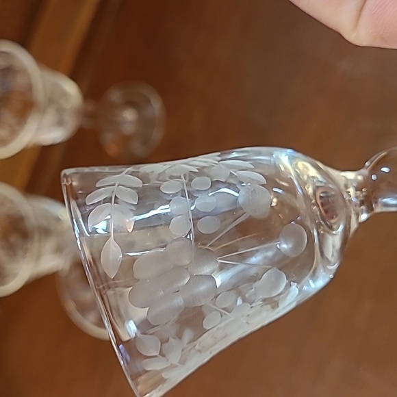 Elegant Etched Crystal Glass Cordial Cocktail Glasses - Picture 5 of 7